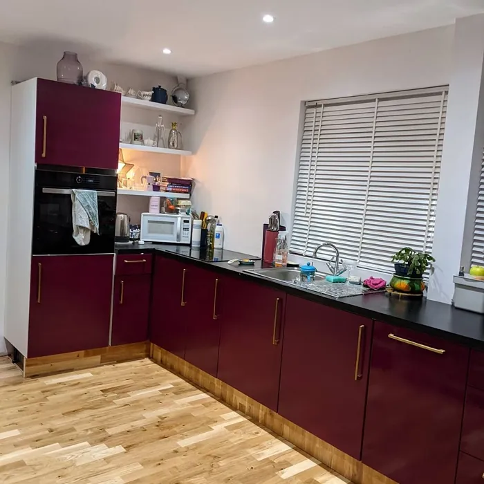 RAL 4004 keittiön kaapit sävy