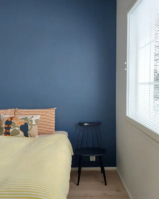 Tikkurila Indigo makuuhuoneen korostusseinä 