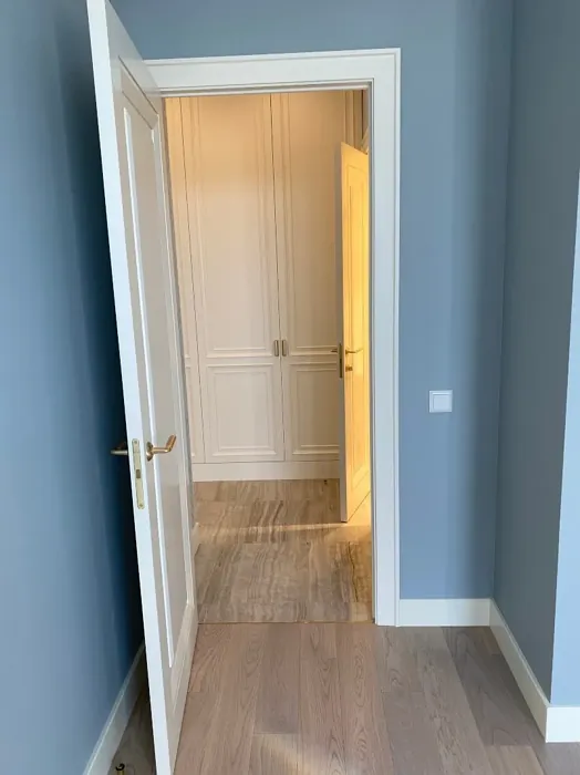 Light blue walls in bedroom with Tikkurila K492