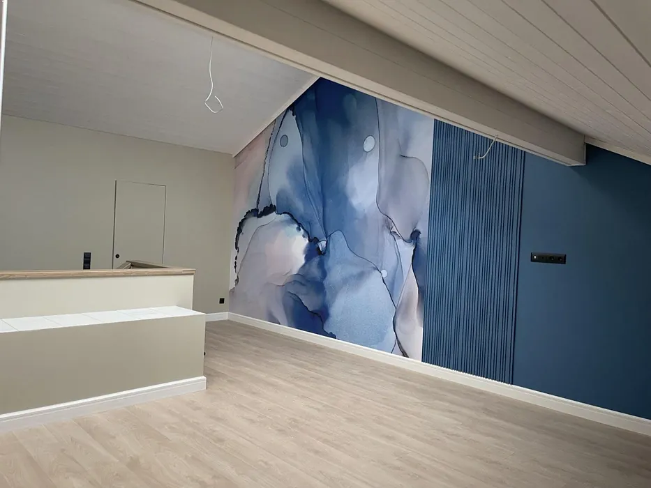 Tummansininen seinä Tikkurila L431
