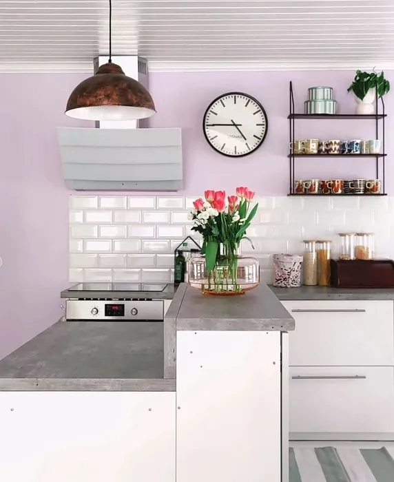 Lilac kitchen walls Tikkurila X344 Menuet