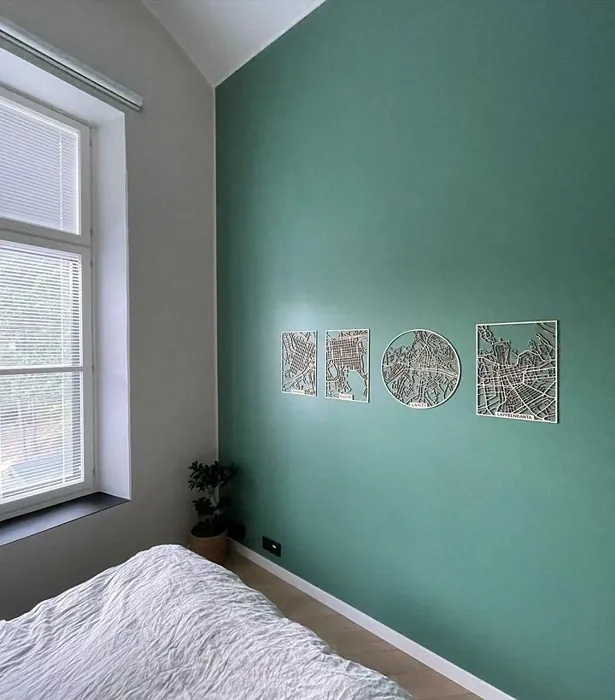 Green accent wall V376 Mermaid Tikkurila