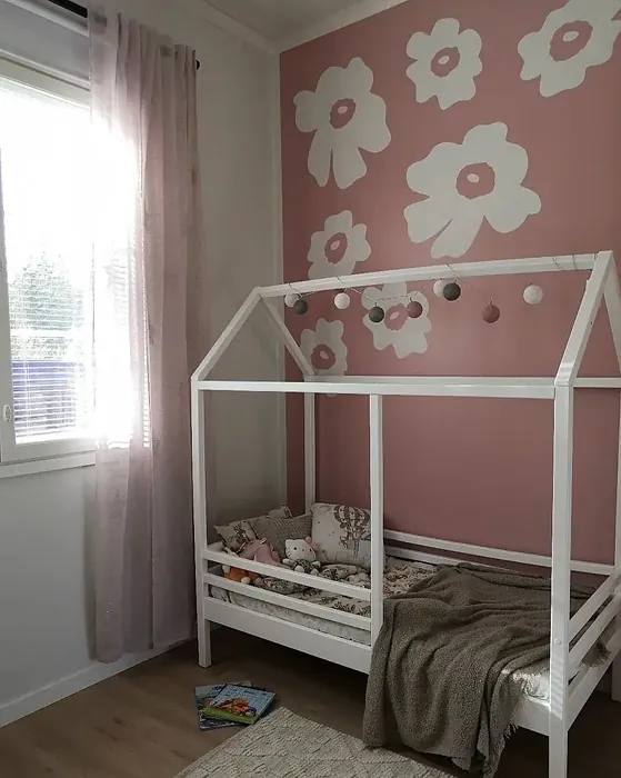 Kidsroom with pink accent wall Tikkurila Mezeron H417