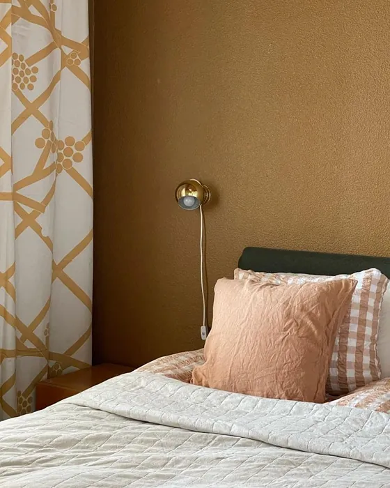 Tikkurila Siirappi makuuhuone sävy