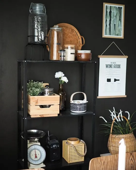 Tikkurila Y497 seinämaalaus 