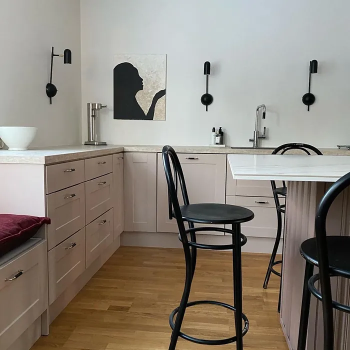 Tikkurila V480 keittiön kaapit sävy