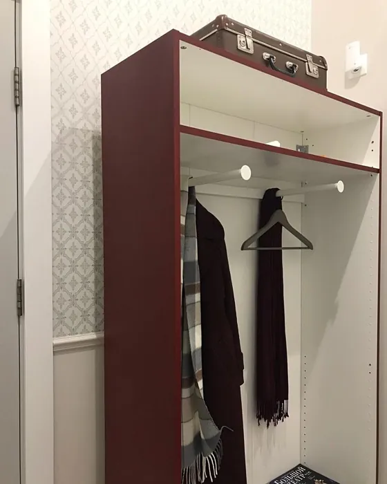 RAL 3005 maalatut huonekalut sävy